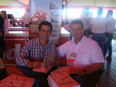 Xico Graziano, autografando seu livro ao Sr. Walter Baldan Filho.