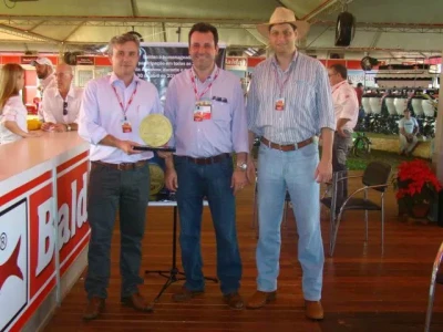 Com o Prêmio Agrishow 2013 o Sr. Eduardo Fernandes ao lado dos Srs. Celso Ruiz e Alexandre Tessi.