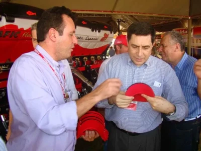 Sr. Celso Ruiz entregando o boné da Baldan ao Sr. Luiz Carlos Trabuco Cappi - Presidente do Bradesco
