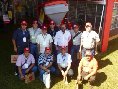 Na foto os Srs. Diego Pichineli e Carlos Renato Bellacqua com o pessoal da Universidade Centro Ocidental Lisandro Alvarado Decanato de Agronomia Coordinación de Extension.