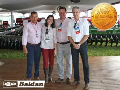 Srs. Celso Ruiz, Renato Mastropietro e Adilson Batista com a Jornalista Mariana Aranha.