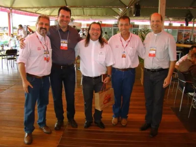 Da esquerda para direita: Sr. Raul Caparelli, Sr. Celso Ruiz, Padre Braulino, Sr. Adilson Batista e Padre Jorge.