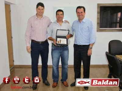 Srs. Celso Ruiz e Alexandre Tessi na entrega da placa de homenagem ao Sr. Cilmar Gomes Lobão.