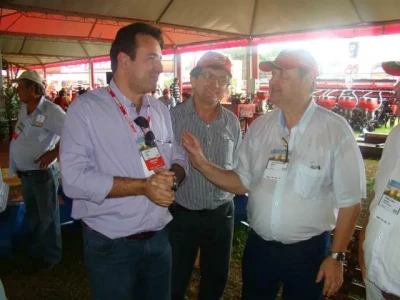 Sr. Celso Ruiz em conversa com o Prefeito Sr. Chico Dumont e o vereador Sr. Cidinho.