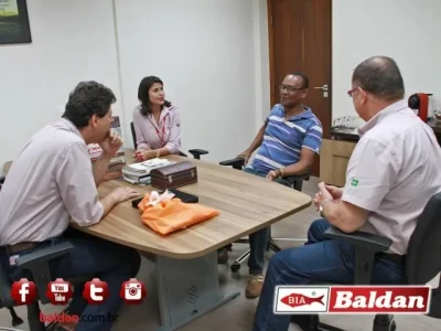 Srs. Alexandre Tessi, Hélio Ferreira e Amanda Cedran no bate papo com o Sr. Evair Rodrigues do Nascimento.