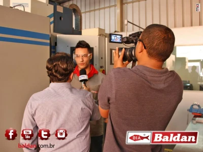 TVM entrevistando Willian Jr. de Souza Nunes no seu ambiente de trabalho.